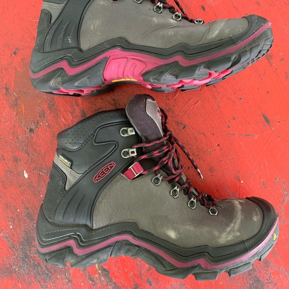 Women’s KEEN Hiking Boots Sz 9.5